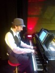 Fotografía de Aitor Arozamena tocando el piano en unas jornadas de jazz en la sala Haceria Arteak